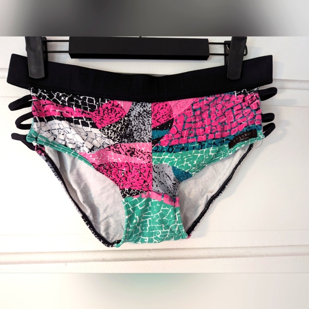 Yogabela Innerwear hotpants, strappy open hip panels